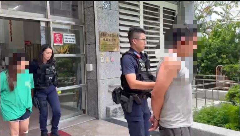 【酒後失控咆哮亂敲車窗及破壞警車 花警依法逮捕送辦】缩略图