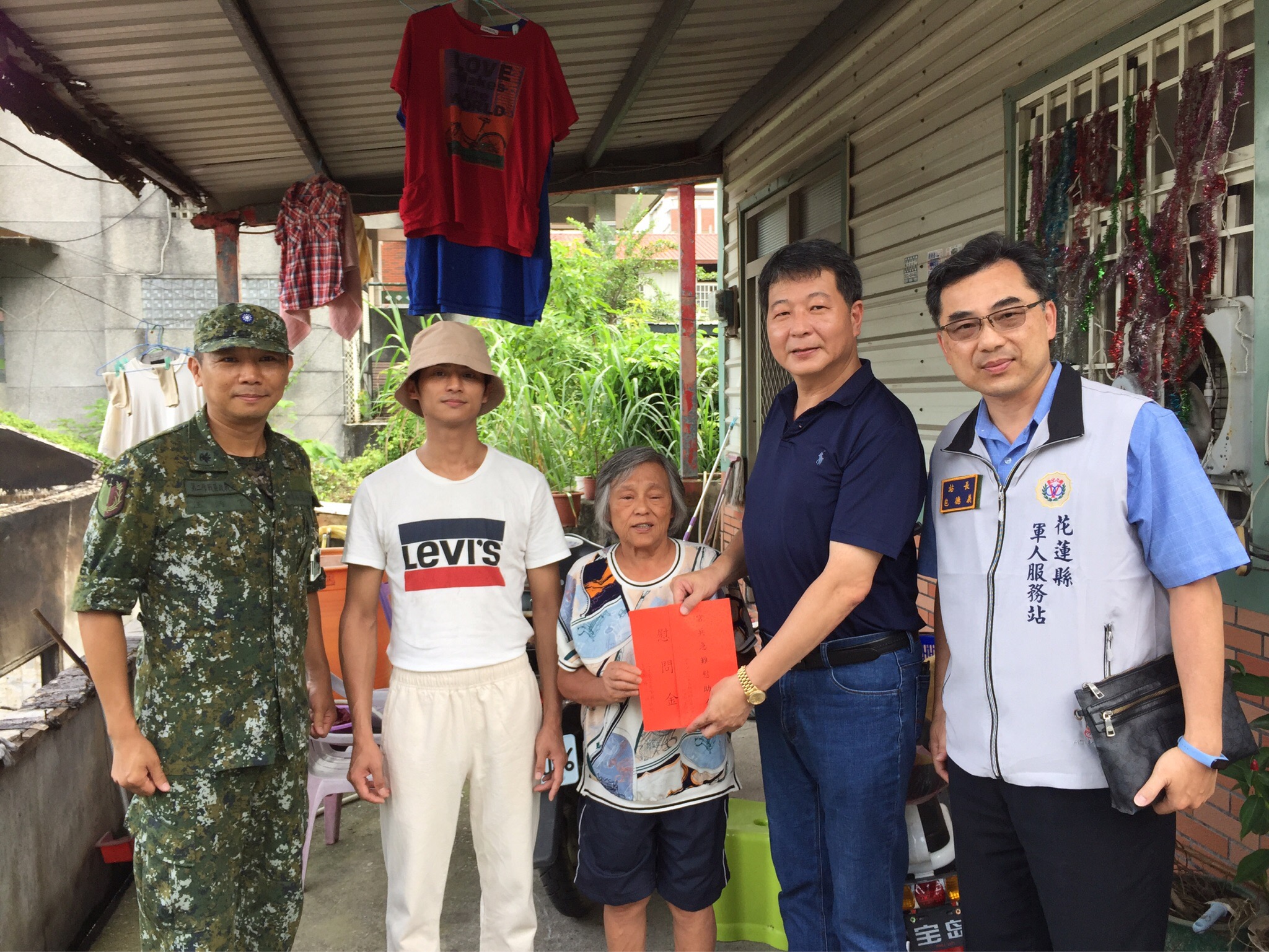 【關懷心 溫馨情》花蓮麥當勞餐廳楊董事長、軍友保險國軍急難慰助慈善協會黃理事長關懷家遭祝融官兵眷屬】