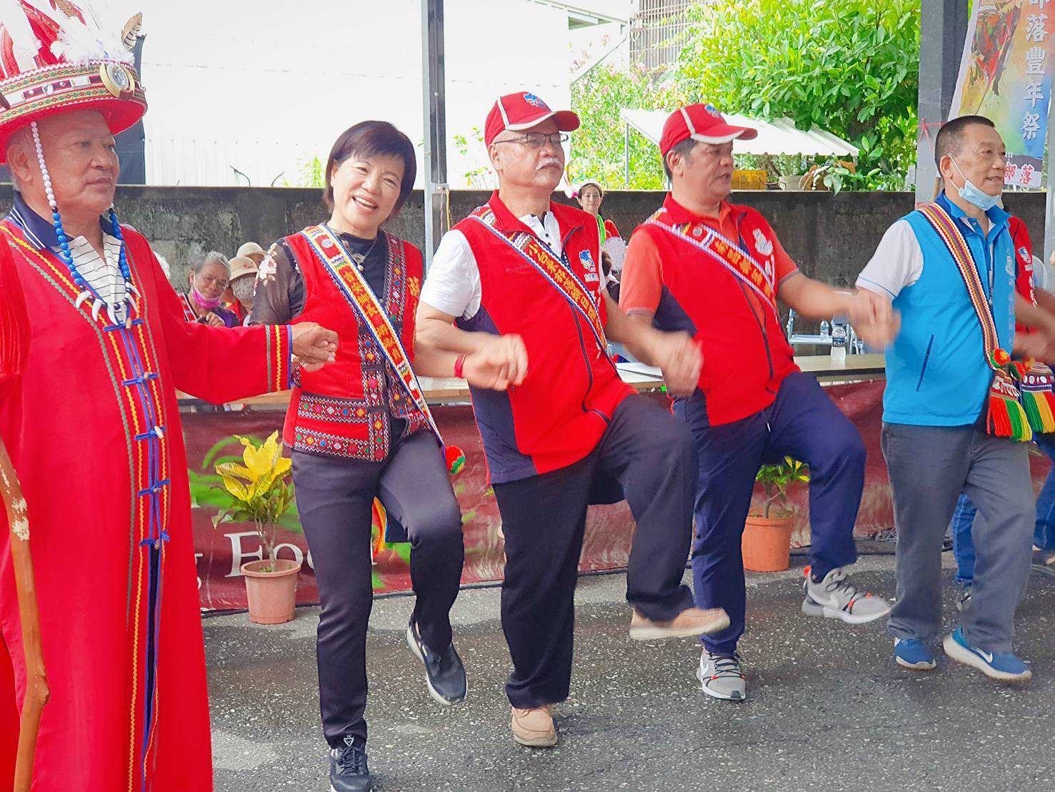 【吉安鄉20場部落豐年祭歡樂揭開序幕 游淑貞親頒大紅包與族人歡喜慶豐收】