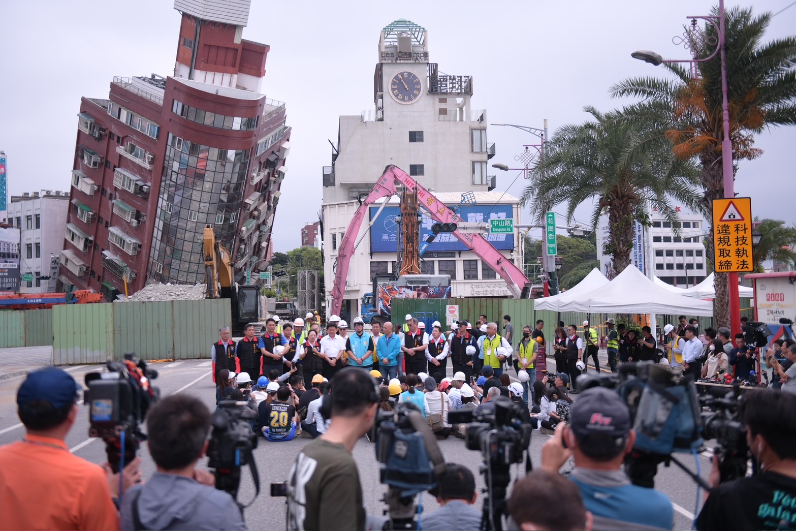 【花蓮縣長徐榛蔚主持「0403地震災後天王星大樓拆除工程暨撫慰亡靈典禮」預計2週內拆除完畢】