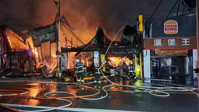 【花蓮市中山路寵物美容店火警 木造鐵皮延燒6戶】缩略图