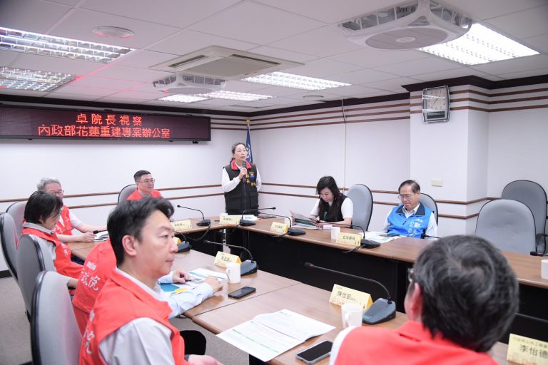 【連日豪雨重創花蓮鐵路、中橫、蘇花對外交通  縣長徐榛蔚呼籲中央應以民生為重、蒼生為念  加速推動花蓮對外直航】缩略图