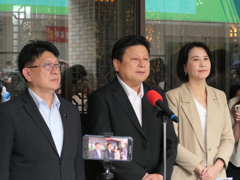 【卓榮泰沒方案朝野無共識 傅:很遺憾行政院還沒有學會怎麼尊重民意】缩略图