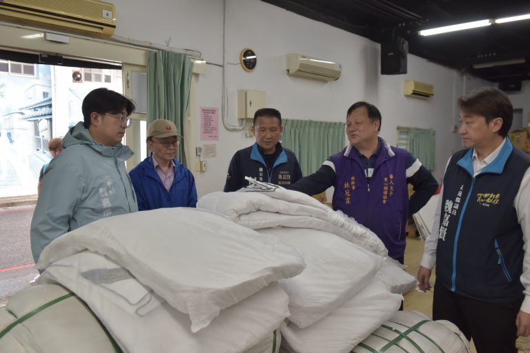 【華人太子愛心關懷協會捐羽絨被 魏嘉彥感謝大愛送暖】缩略图