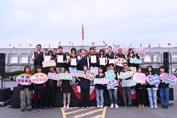 【花蓮縣政府五月份升旗典禮 縣長徐榛蔚期許不畏政治力介入 依法行政增進鄉親福祉】