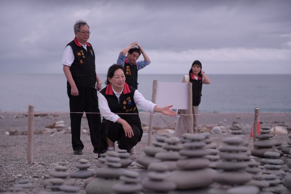 【花蓮國際疊石藝術季登場 縣長徐榛蔚與創作者共邀民眾感受七星潭山海之美】