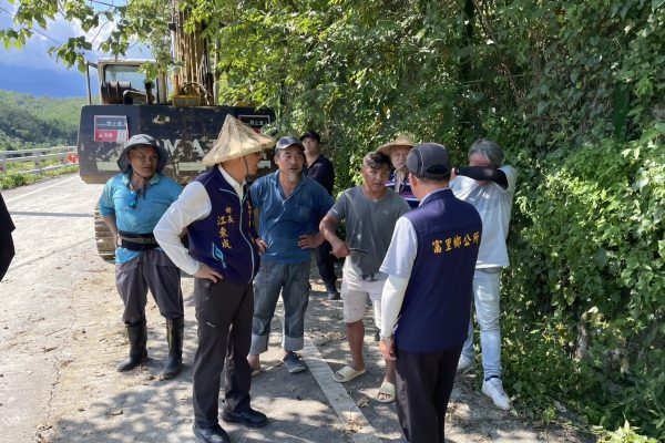 【萬事莫如割稻急 道路阻斷 即刻另闢道路修剪樹木、讓農民順利通行收割 效率獲得讚賞】