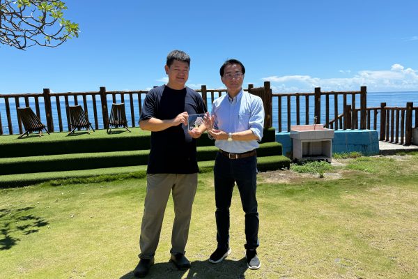 【花蓮縣首次核准農牧用地露營場 再添2家合法露營場 觀光處處長親赴現場頒發標識牌 肯定業者與各單位努力成果】