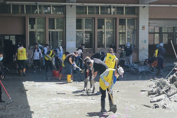 【企業落實「社會倫理」助災後重建 國泰人壽協助光復鄉家戶及學校清理環境】
