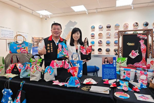 【花蓮客家風情綻放「花海布語」 青年設計師鍾逸潔創藝傳承美學】