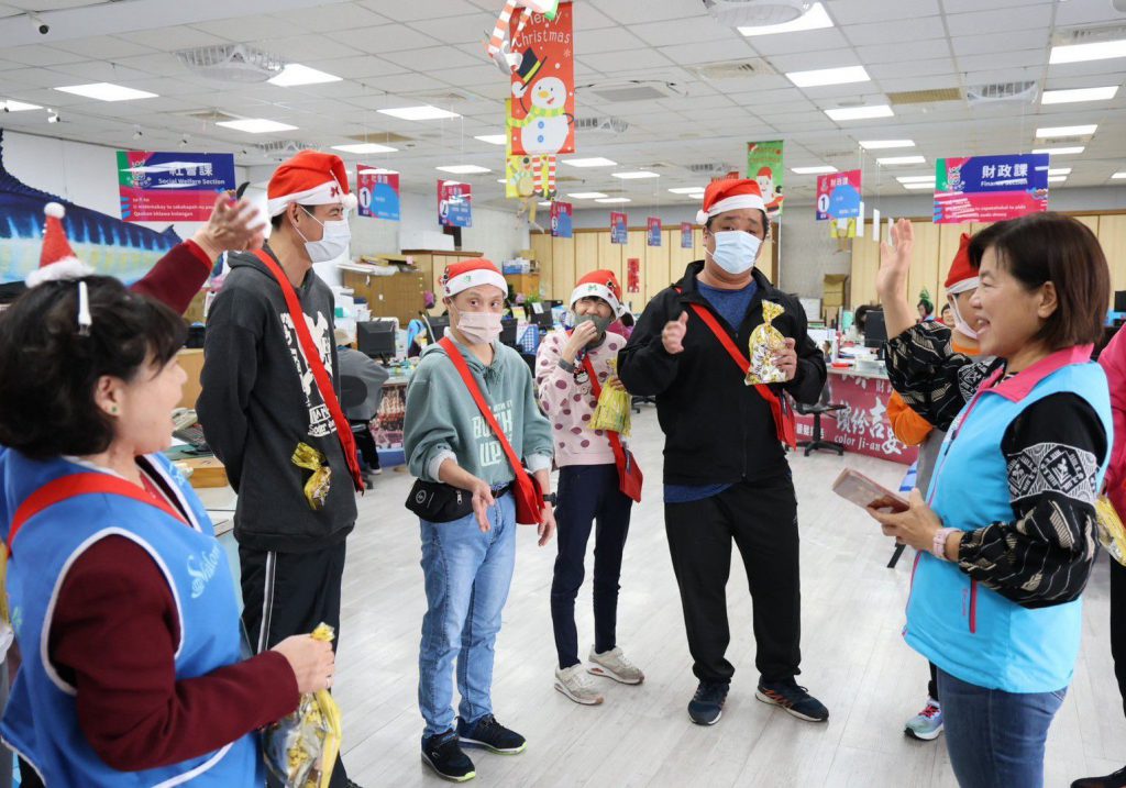 【黎明教養院至吉安鄉公所報佳音 游淑貞親迎接祝福傳愛迎聖誕】插图