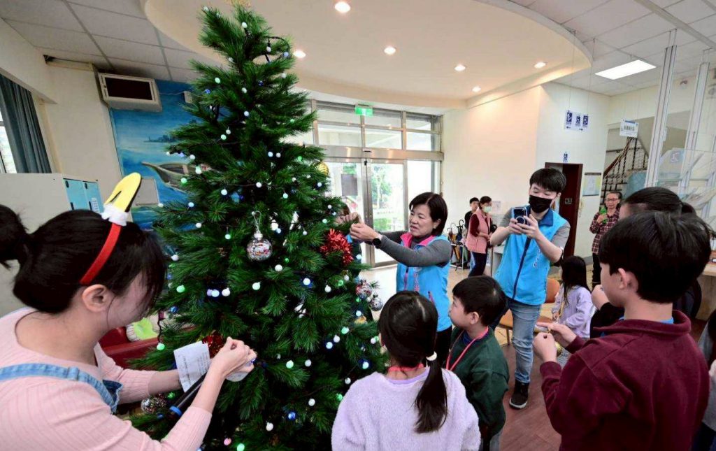 【吉安鄉圖歲末創意聖誕暖人心 游淑貞伴親情「悅」讀繪本】插图