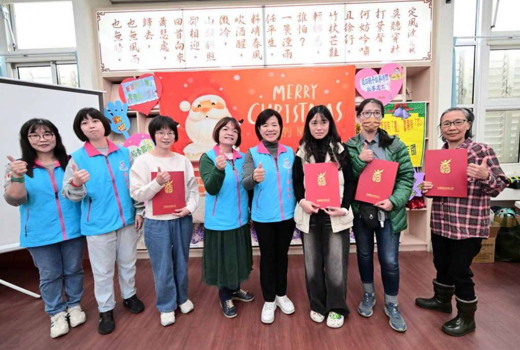 【吉安鄉圖歲末創意聖誕暖人心 游淑貞伴親情「悅」讀繪本】插图2