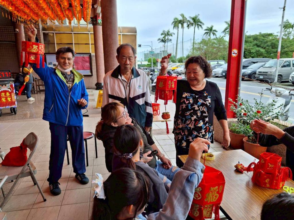 〔花蓮美崙福德廟舉辦迎春對燈手作活動 凝聚社群情感】插图
