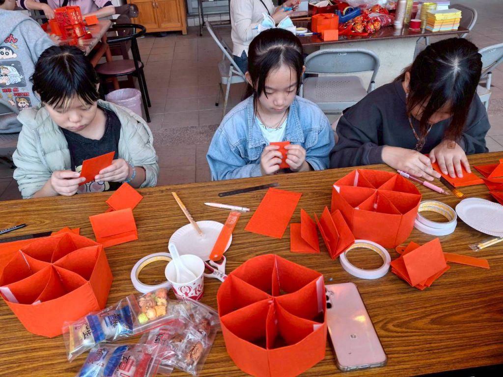 〔花蓮美崙福德廟舉辦迎春對燈手作活動 凝聚社群情感】插图2