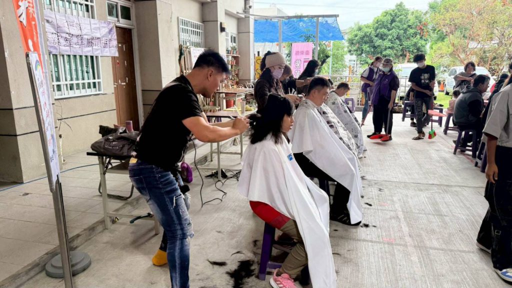 【臺東縣「紫萱草」、「新心好客」關懷協會 義剪公益活動移民署行動服務 作伙關懷新住民】插图1