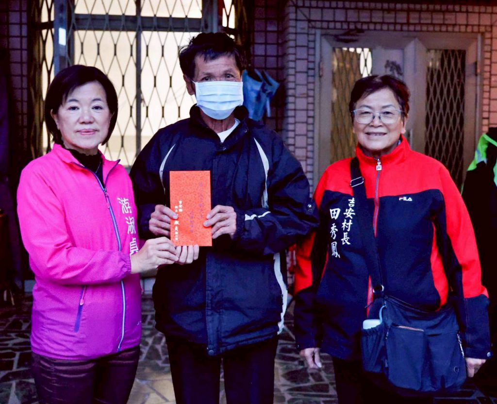 【吉安子弟事業有成續六年捐款回饋 游淑貞親代送救助金關懷弱勢家戶】插图