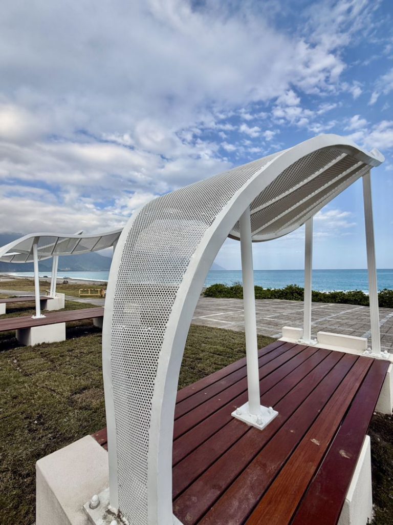 【觀光升級》七星潭航道下藍天廣場全新親子廁所今起開放 環境優化工程到位迎接春節旅遊潮】插图1