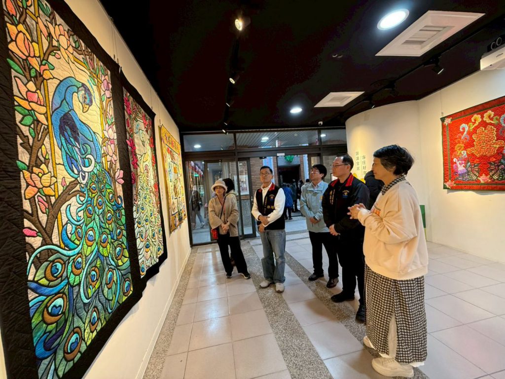 【「拼湊時代布角 縫合客家故事」～東方美學拼布聯展 花蓮縣客家文化館熱絡開幕】插图
