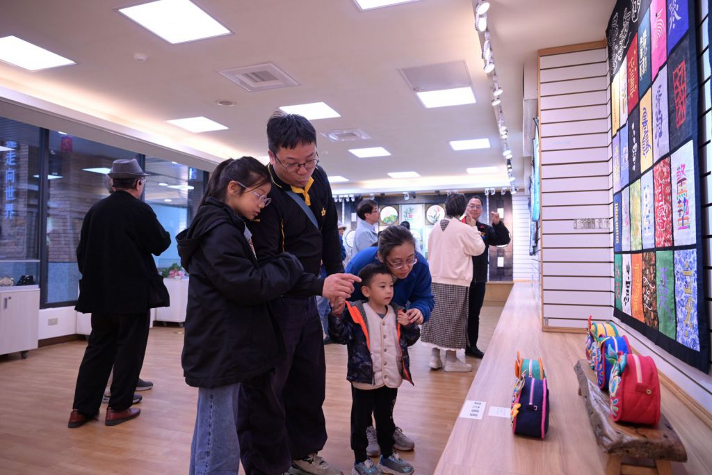 【「拼湊時代布角 縫合客家故事」～東方美學拼布聯展 花蓮縣客家文化館熱絡開幕】插图1