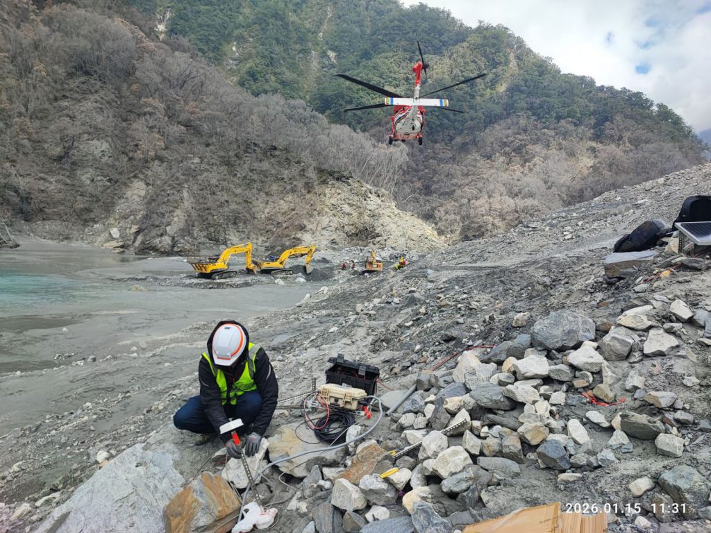 【馬太鞍溪堰塞湖水位監測不中斷 水位計成功回收新設並持續降挖作業】插图1