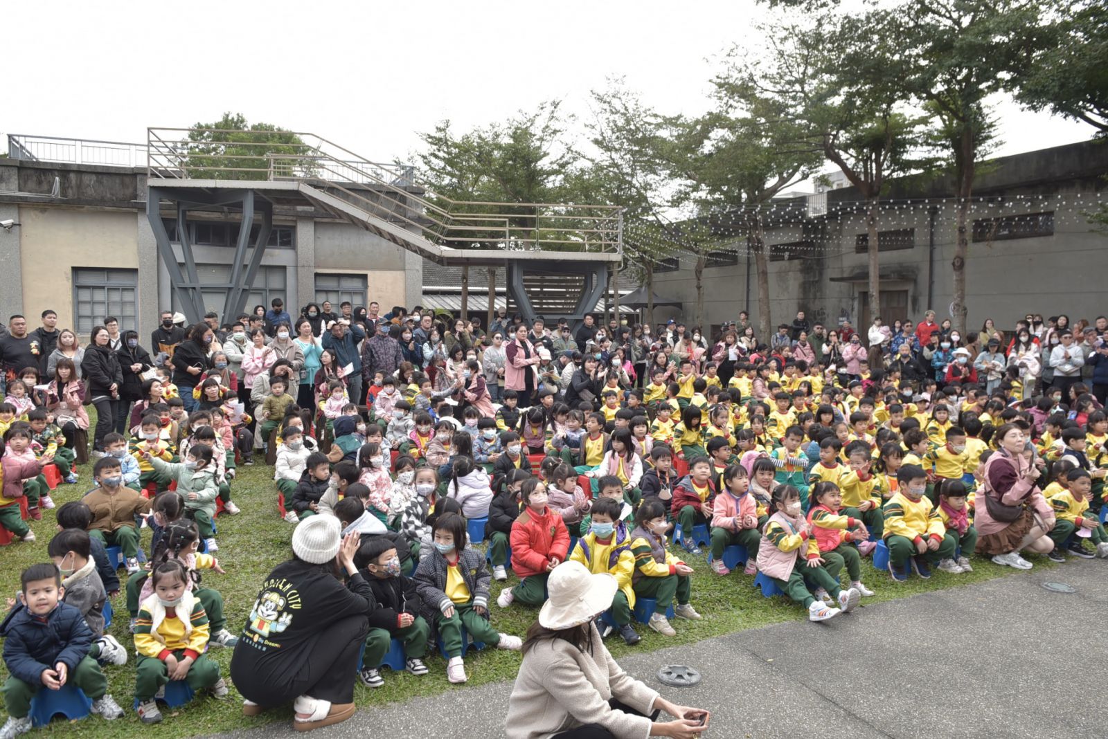 【花蓮市幼年貨大街義賣 魏嘉彥與學童一起傳遞愛與關懷】缩略图