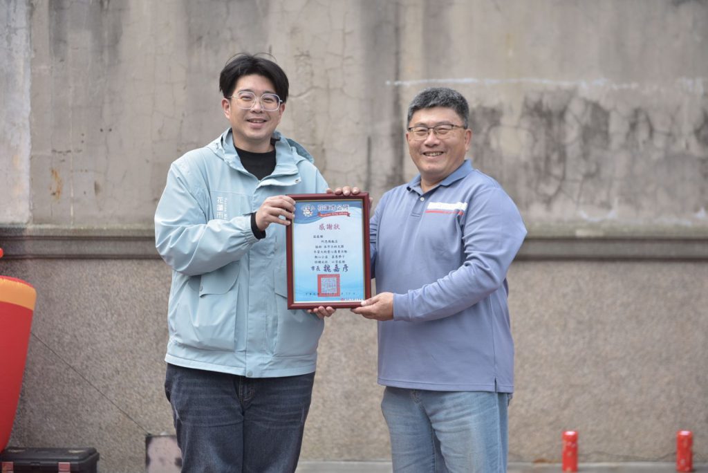 【花蓮市幼年貨大街義賣 魏嘉彥與學童一起傳遞愛與關懷】插图1