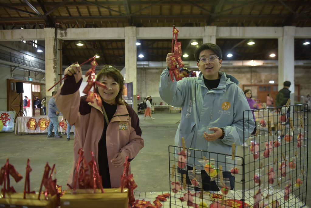 【花蓮市幼年貨大街義賣 魏嘉彥與學童一起傳遞愛與關懷】插图5