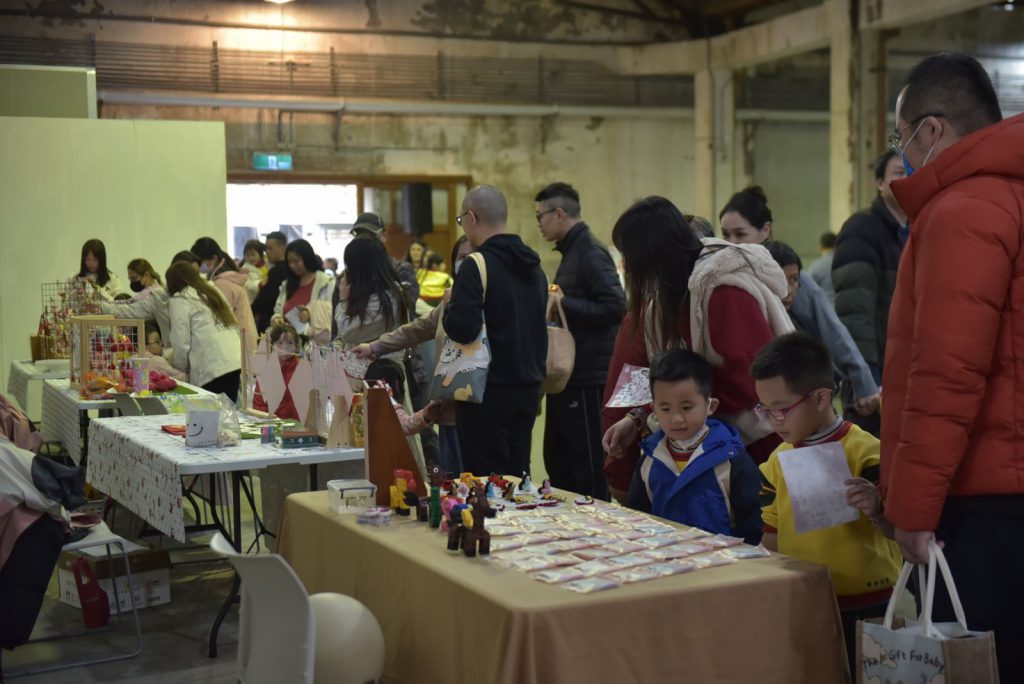 【花蓮市幼年貨大街義賣 魏嘉彥與學童一起傳遞愛與關懷】插图