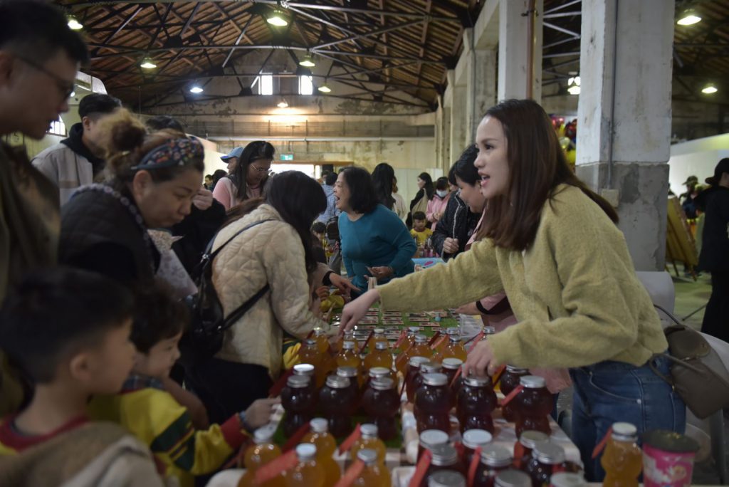 【花蓮市幼年貨大街義賣 魏嘉彥與學童一起傳遞愛與關懷】插图3