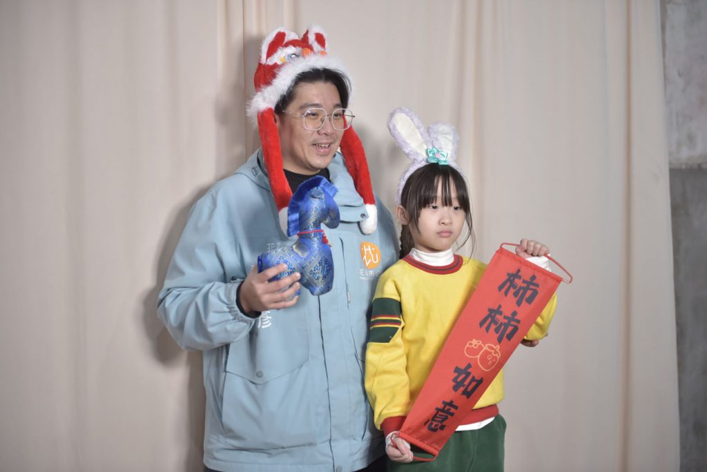 【花蓮市幼年貨大街義賣 魏嘉彥與學童一起傳遞愛與關懷】插图2