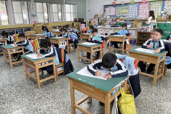 【花蓮太平洋燈會邀學童與民眾共筆畫馬》「騎」蹟躍上燈飾 闔家發揮創意 讓馬的狂想化為在「呼吸」的光】缩略图