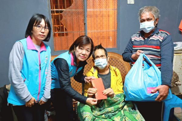 【慶豐高先生罹癌末期經濟困頓 游淑貞夜送急難救助關懷到家】缩略图