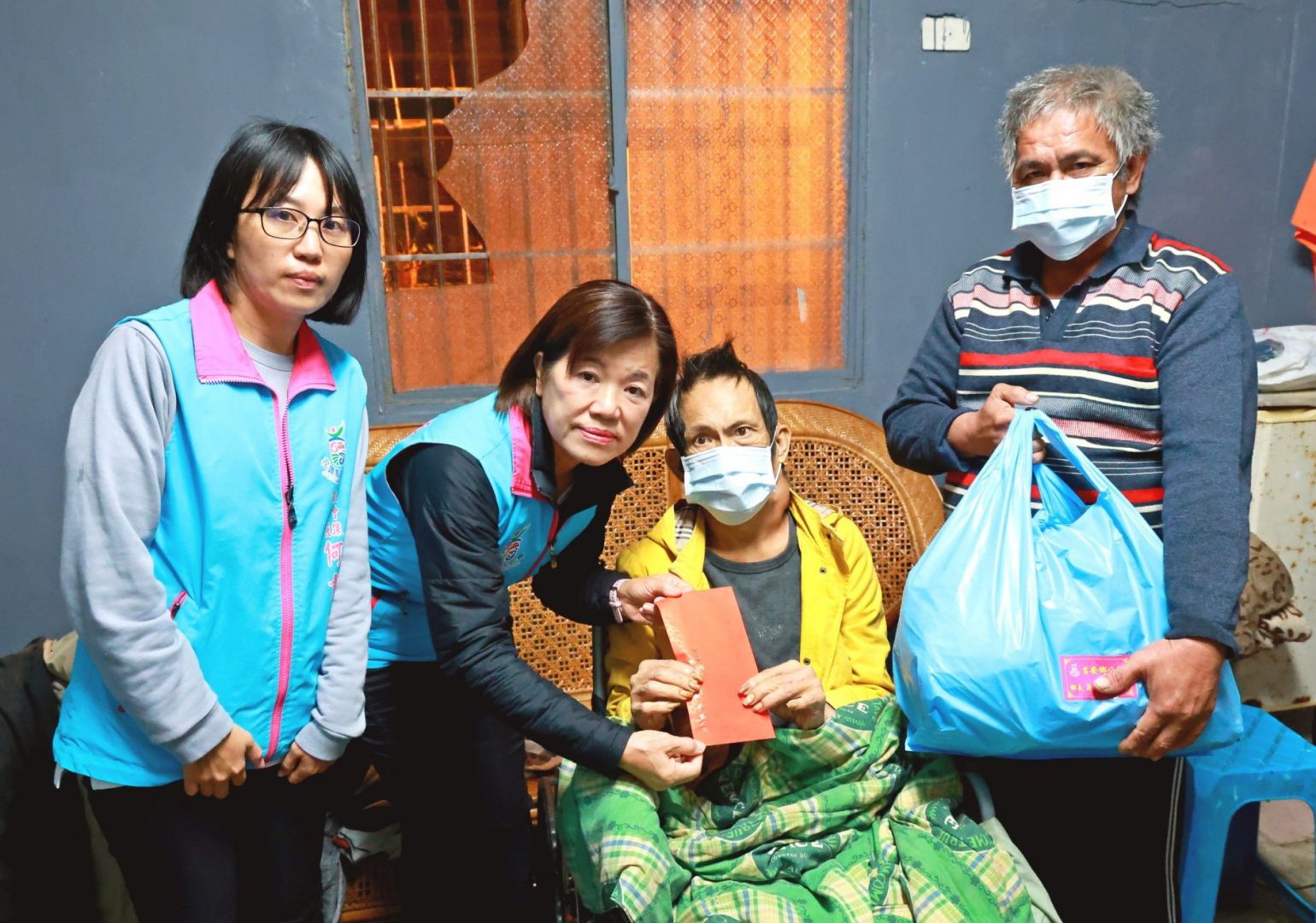 【慶豐高先生罹癌末期經濟困頓 游淑貞夜送急難救助關懷到家】缩略图