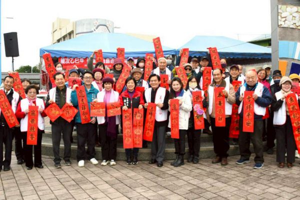 【吉安鄉辦理十三場次揮毫贈春聯 游淑貞邀鄉親索取墨寶廣添年味】缩略图