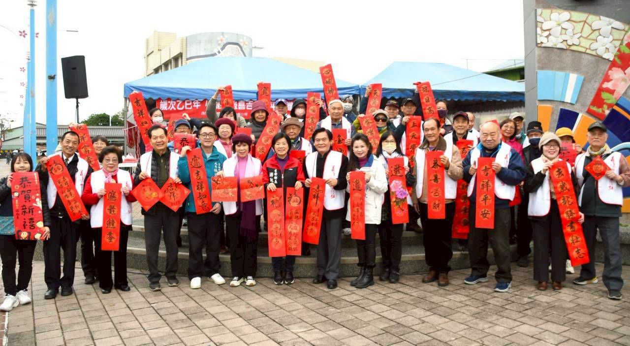 【吉安鄉辦理十三場次揮毫贈春聯 游淑貞邀鄉親索取墨寶廣添年味】缩略图