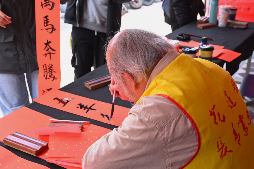 【書法大師揮毫迎新年 市長魏嘉彥祝福市民「馬上好運到」】插图1
