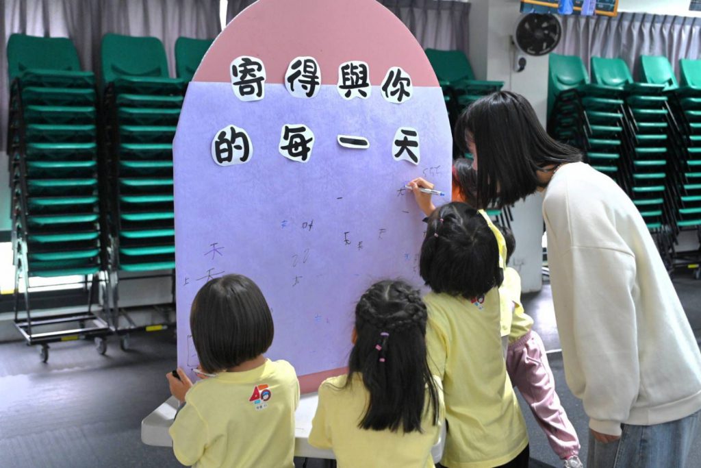 【「寄」得與你的每一天 花蓮招募寄養家庭 徐榛蔚縣長授證寄養家庭 感謝寄養爸媽溫暖守護】插图