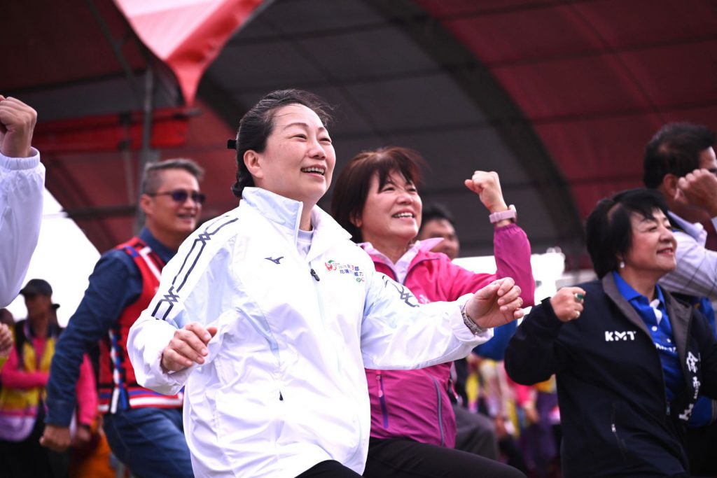 【元旦升旗健走迎新年 縣長徐榛蔚出席新城與吉安元旦活動與鄉親同樂】插图