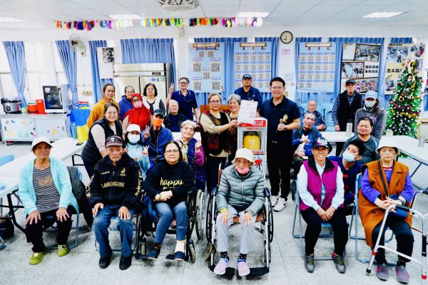 【愛心守護花蓮部落長者 社團法人台灣AED推廣教育協會攜手榮成興業 捐贈博愛新村文健站急救利器】缩略图