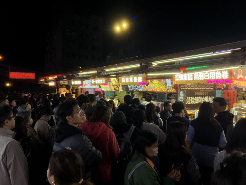 【《生存王2》黃金陣容來到花蓮拍攝 東大門夜市粉絲熱情應援現場氣氛沸騰】插图4