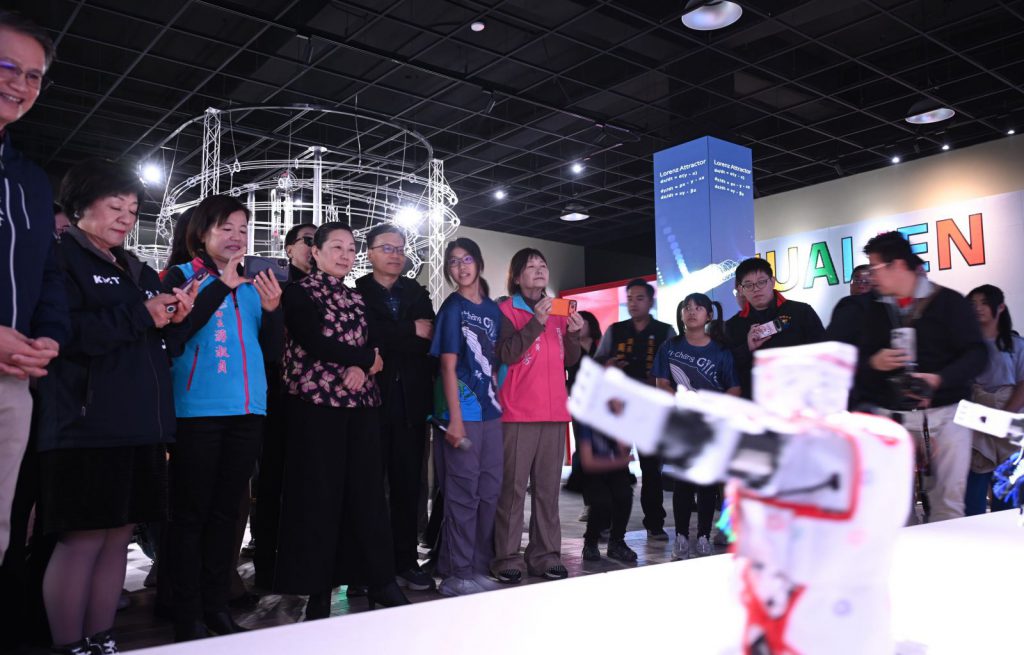 【花蓮跨域思維互動體驗館啟用 深化孩子未來關鍵能力 縣長徐榛蔚邀請鄉親踴躍走進場館互動體驗】插图3