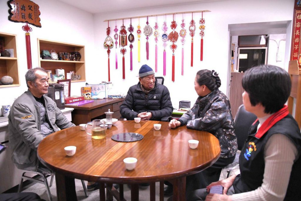 【情牽百歲 縣長徐榛蔚暖心探訪 退休人瑞閒話家常】插图2