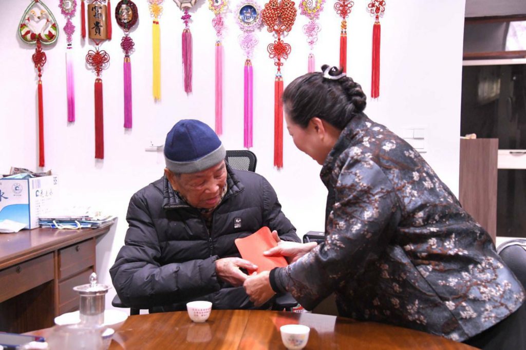 【情牽百歲 縣長徐榛蔚暖心探訪 退休人瑞閒話家常】插图1