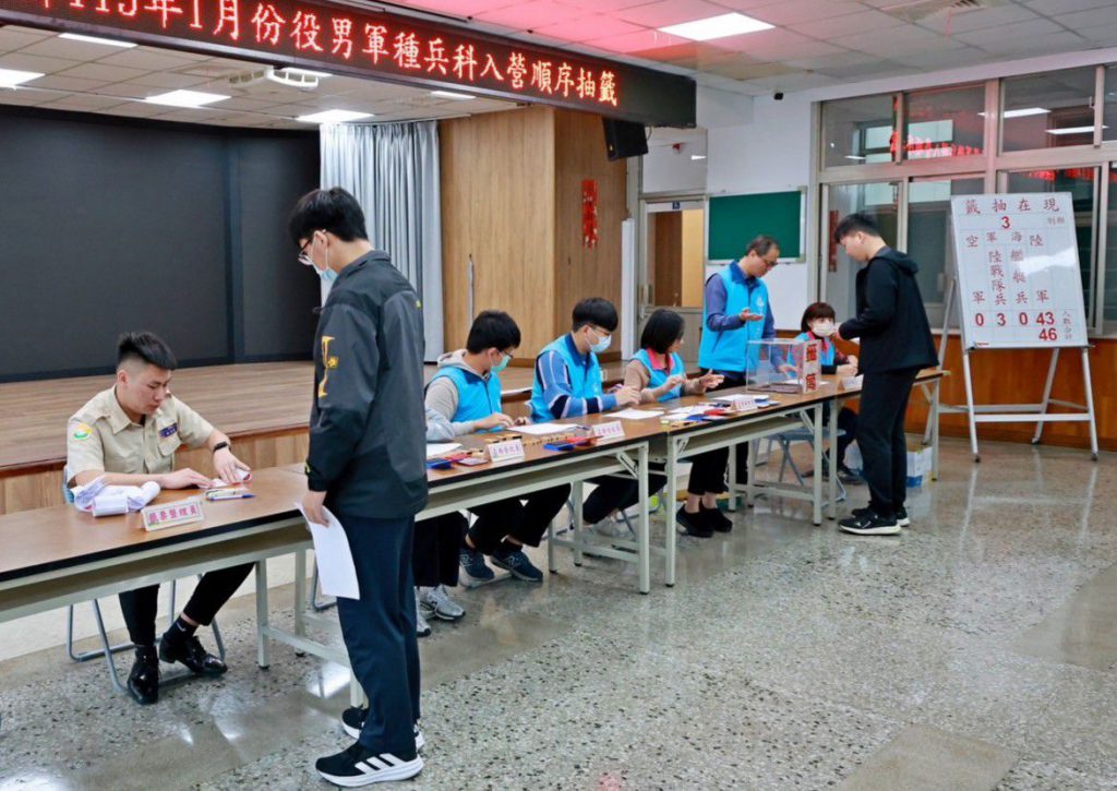 【游淑貞陪吉安鄉49名役男抽籤 勉勵青年勇敢承擔軍旅報效國家】插图 【游淑貞陪吉安鄉49名役男抽籤 勉勵青年勇敢承擔軍旅報效國家】插图