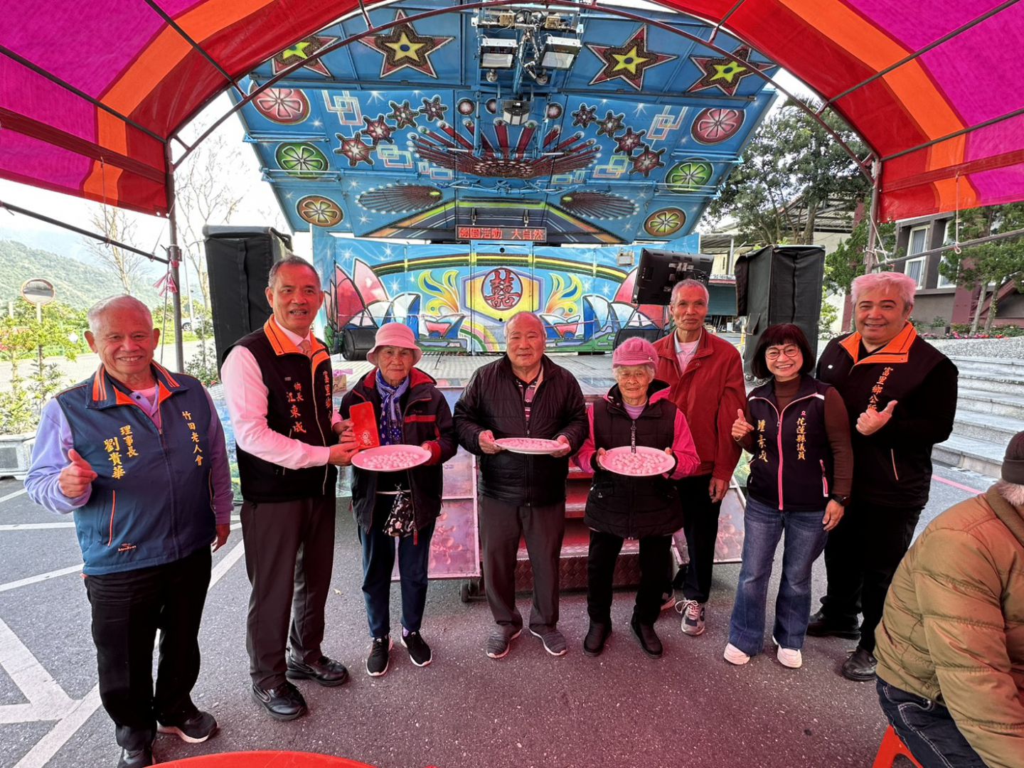 【手心搓出幸福感 富里鄉長者齊聚公所前廣場搓湯圓迎新年】缩略图