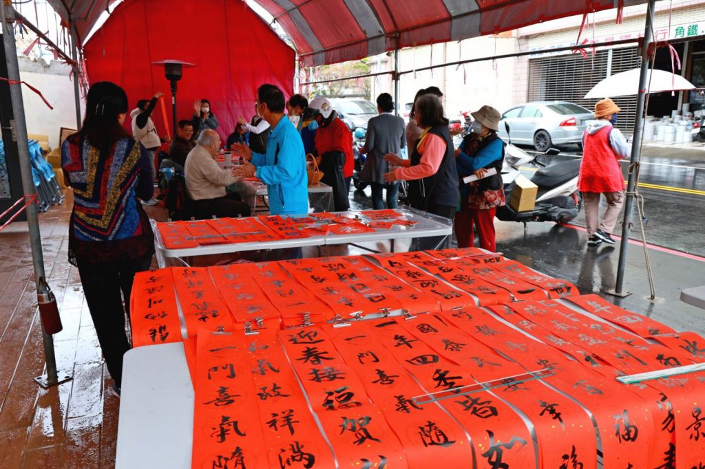 【游淑貞、范國昌結合在地善心企業 辦理吉安鄉愛心年菜發放贈送春聯】插图4