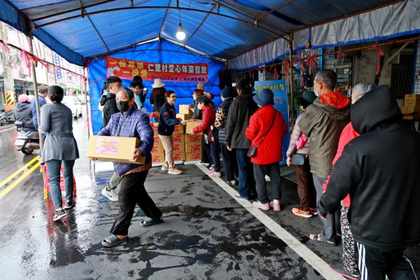 【游淑貞、范國昌結合在地善心企業 辦理吉安鄉愛心年菜發放贈送春聯】缩略图