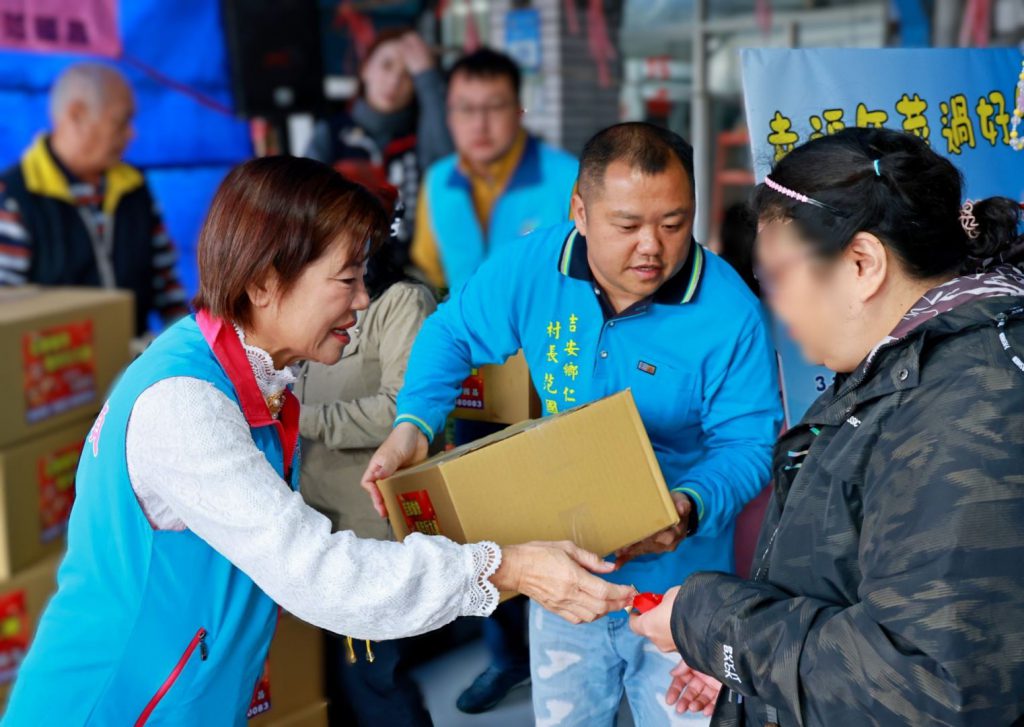 【游淑貞、范國昌結合在地善心企業 辦理吉安鄉愛心年菜發放贈送春聯】插图2