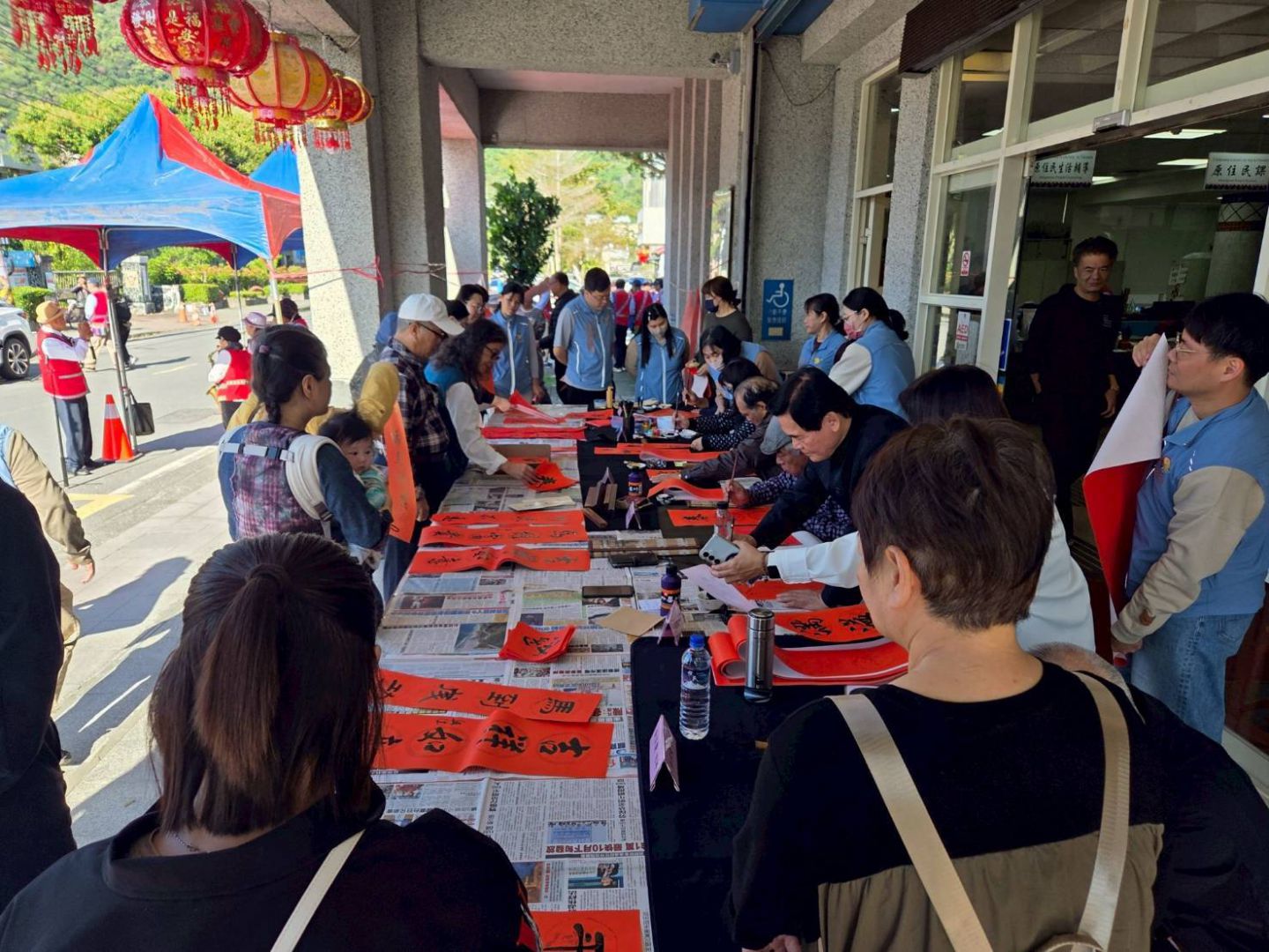 【曾淑懿分送年節春聯 客製化手寫的祝福足感心】缩略图